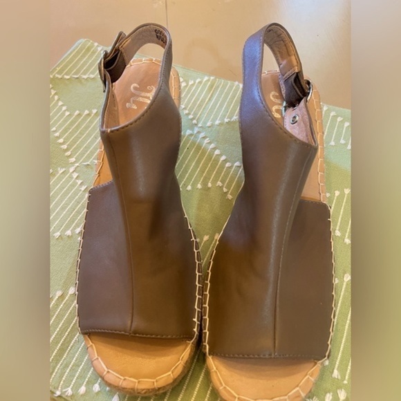 Journee Collection Crew Wedge Sandals for Women in EUC! Size 8.5 Color is Taupe - Picture 2 of 8